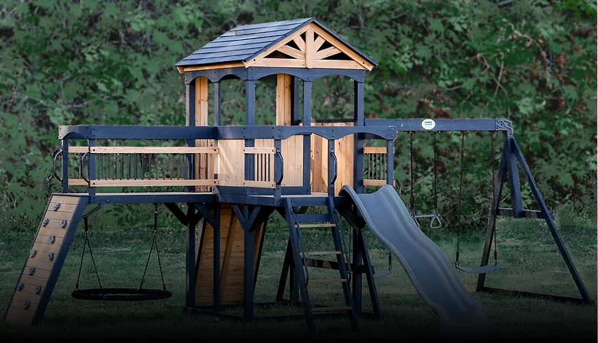 Modern composite deck with built-in seating